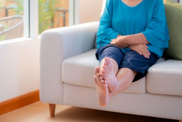 vrouw bekijkt twijfelend haar benen